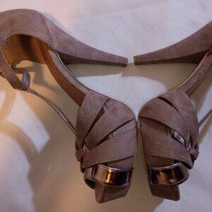 Steve Madden Ecru Platform High Heels with Metallic T-Strap Size 8